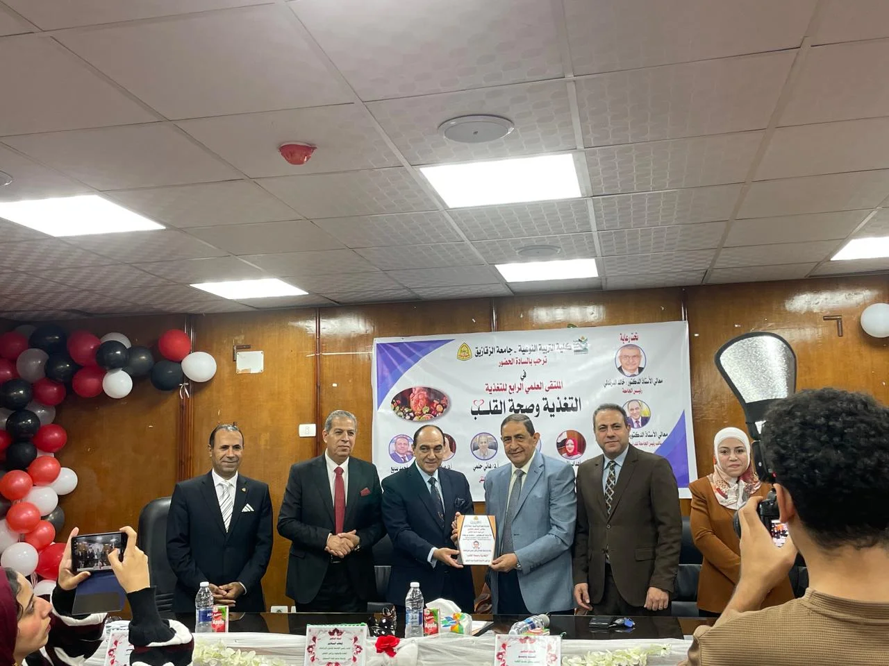 صورة لمجموعة من الباحثين والطلاب في الملتقي العلمي الرابع للتغذية وصحة الفلب 