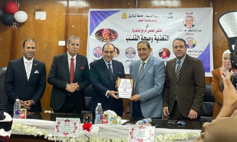 صورة لمجموعة من الباحثين والطلاب في الملتقي العلمي الرابع للتغذية وصحة الفلب